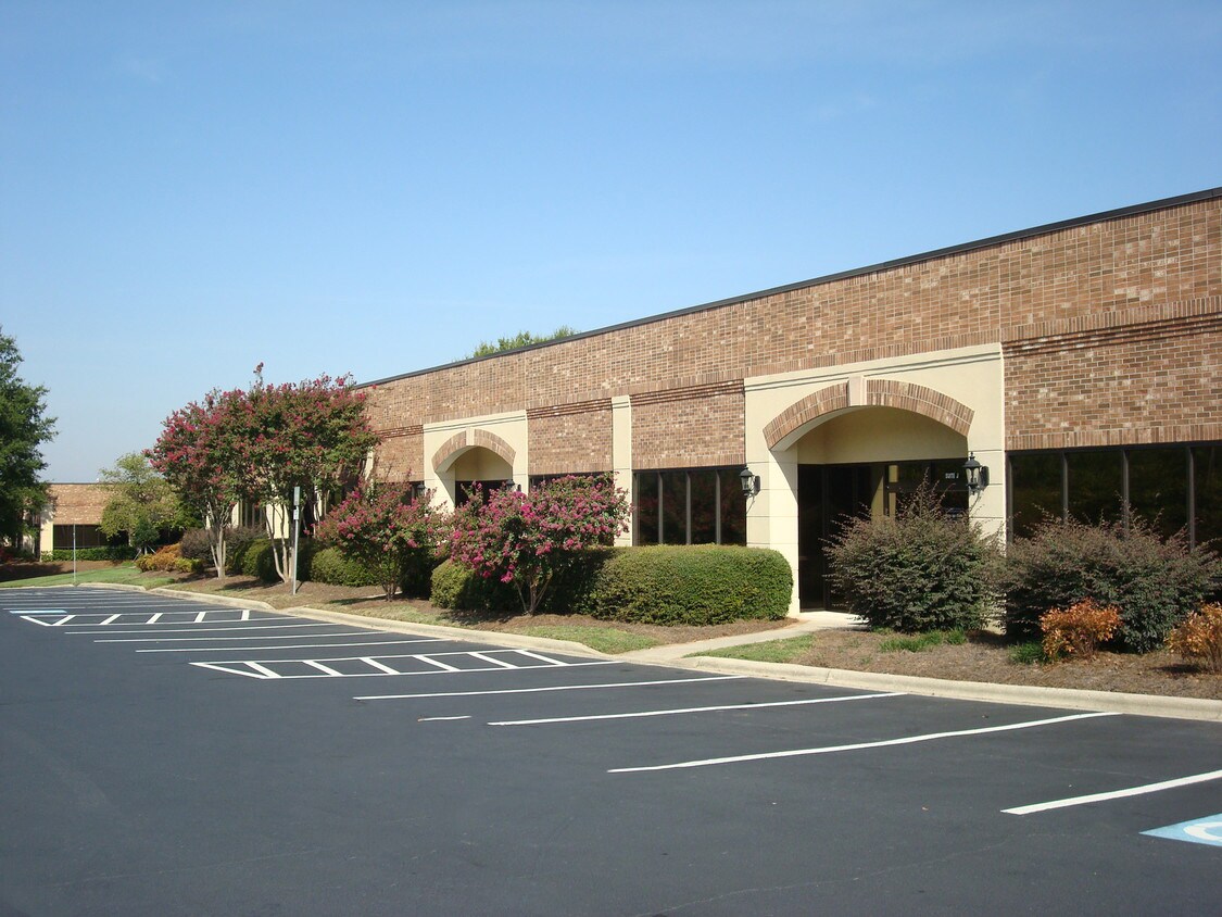 2331 Crownpoint Executive Dr, Charlotte, NC à louer Photo principale– Image 1 sur 9