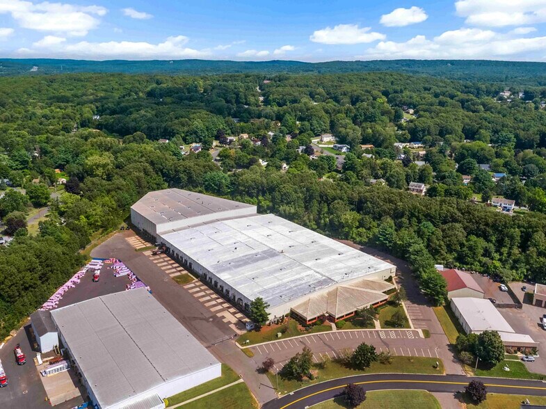 100 Sanrico Dr, Manchester, CT à louer - Photo de l’immeuble – Image 2 sur 4