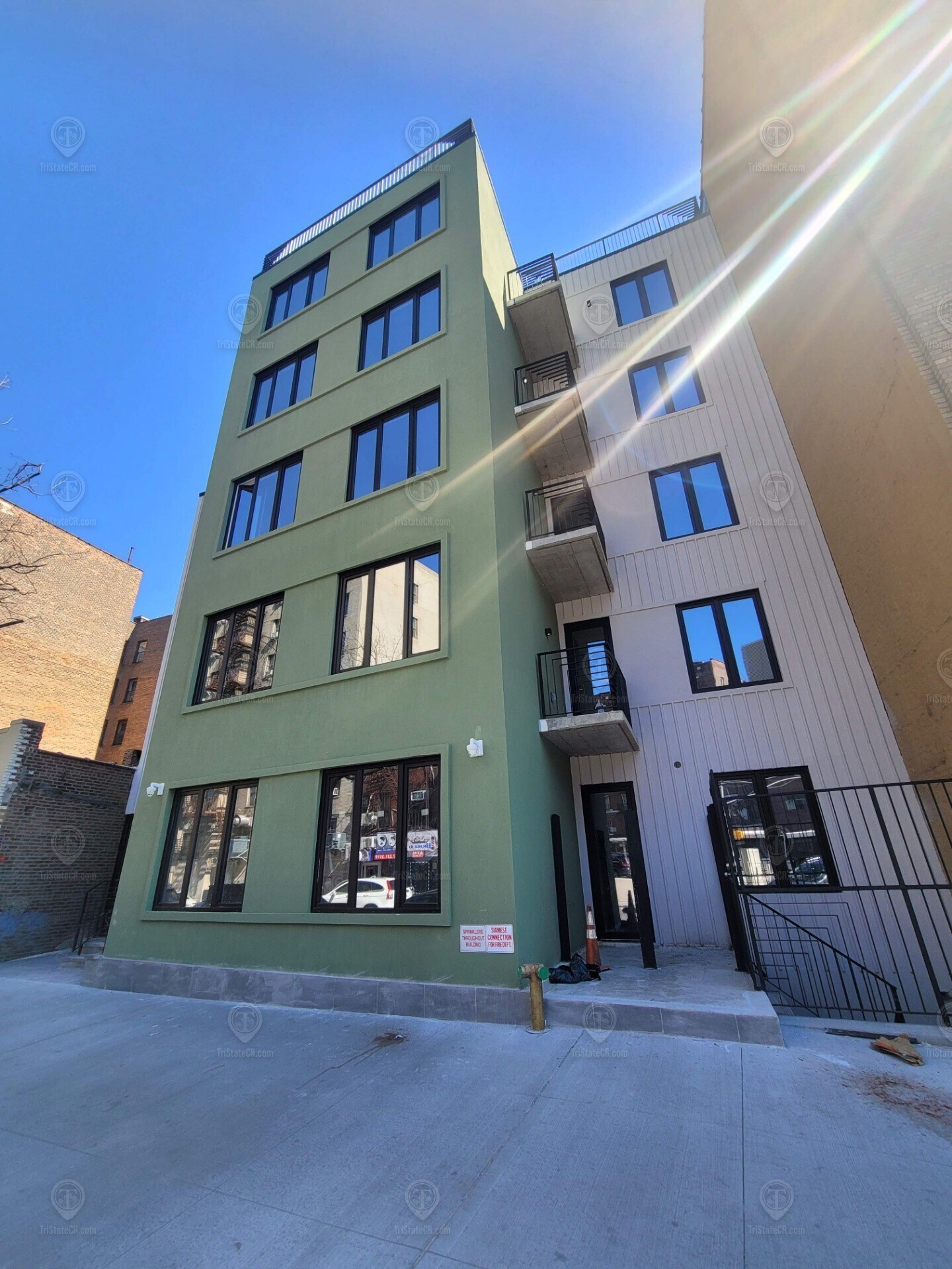 2556 Briggs Ave, Bronx, NY à louer Photo principale– Image 1 sur 2