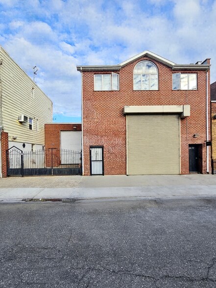 2477 47th St, Astoria, NY à vendre - Photo de l’immeuble – Image 1 sur 3