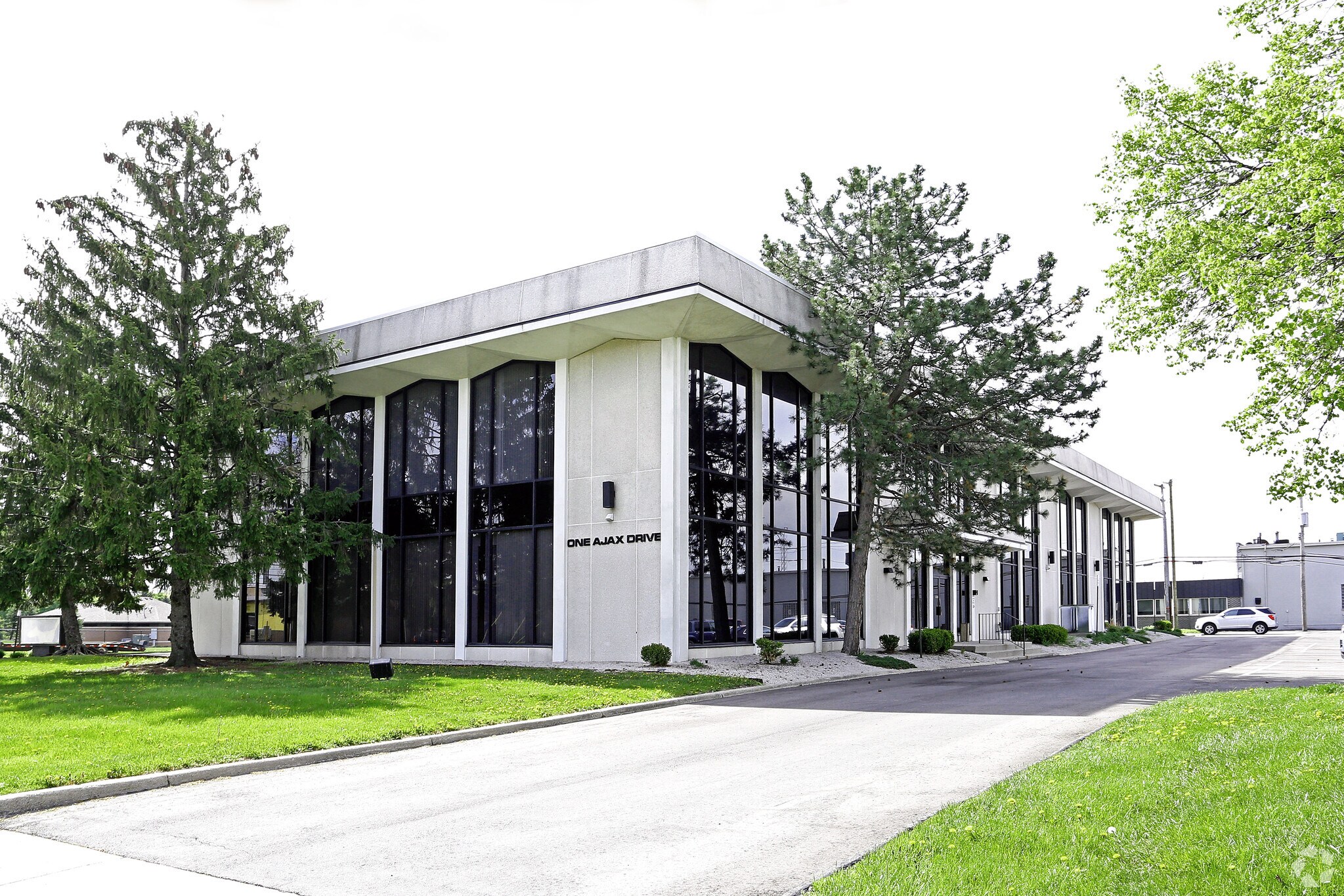 1 Ajax Dr, Madison Heights, MI à louer Photo de l’immeuble– Image 1 sur 4