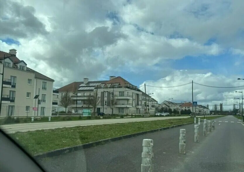 Local commercial dans SAINT-PIERRE-DU-PERRAY à louer - Photo de l’immeuble – Image 1 sur 5