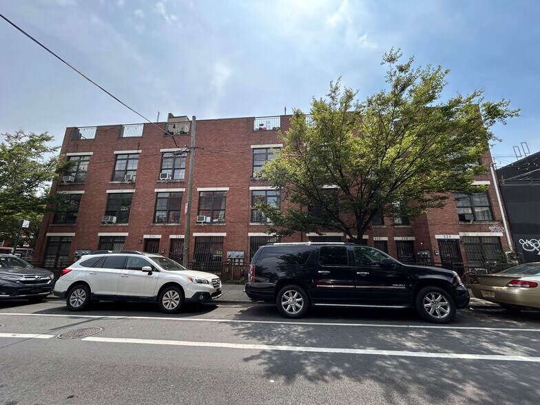 228 Evergreen Ave, Brooklyn, NY à vendre - Photo principale – Image 1 sur 1