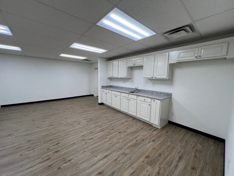 8635 W 21st St, Sand Springs, OK à louer - Photo de l’immeuble – Image 3 sur 7