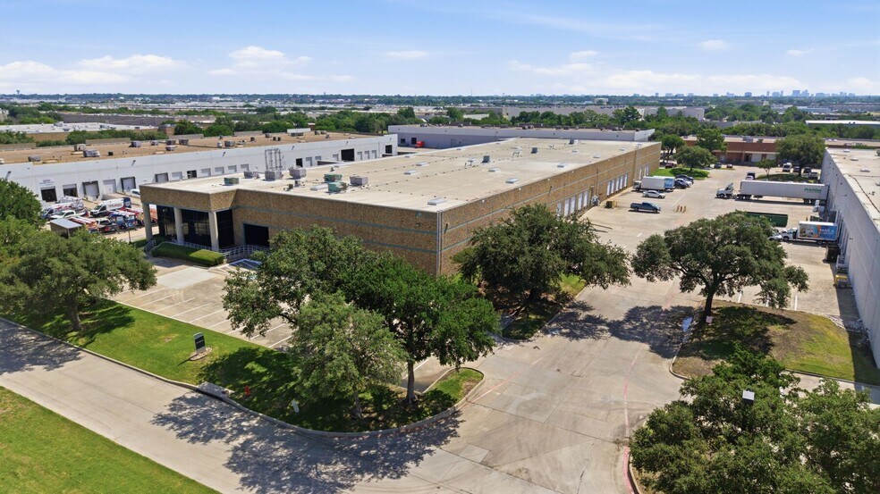 13755-13775 Benchmark Dr, Farmers Branch, TX à louer - Photo de l’immeuble – Image 1 sur 6