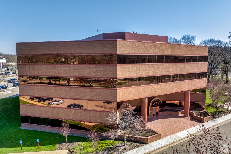 555 W Crosstown Pky, Kalamazoo, MI à louer - Photo principale – Image 1 sur 10