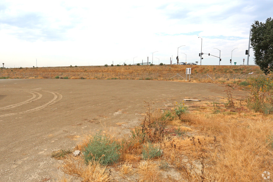 10555 12th Ave, Hanford, CA à louer - Photo de l’immeuble – Image 2 sur 4