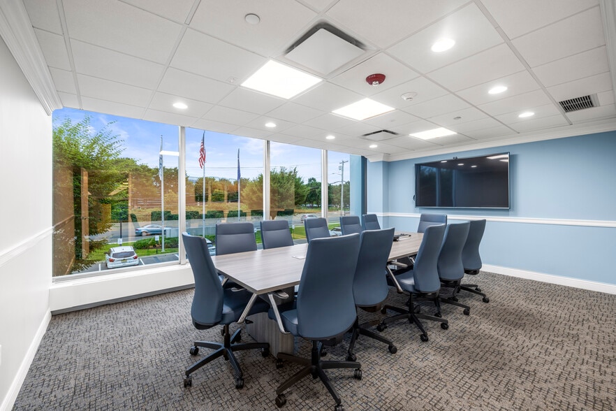 275 Broadhollow Rd, Melville, NY à louer - Photo de l’immeuble – Image 2 sur 19