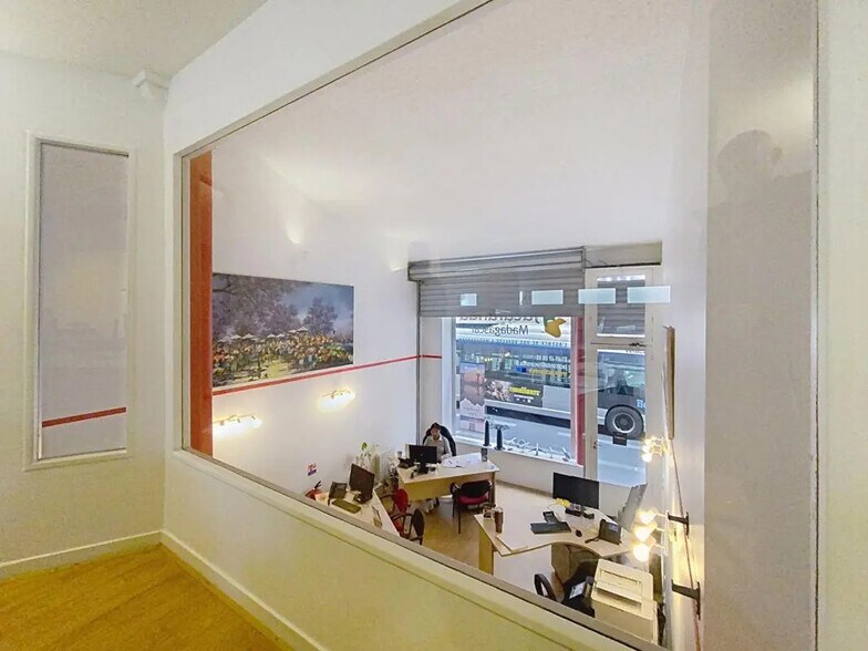 Local commercial dans Paris à vendre - Photo de l’immeuble – Image 2 sur 4