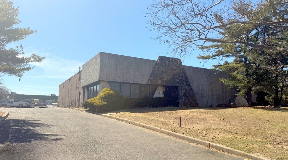 35 Davids Dr, Hauppauge, NY à louer Photo principale– Image 1 sur 4