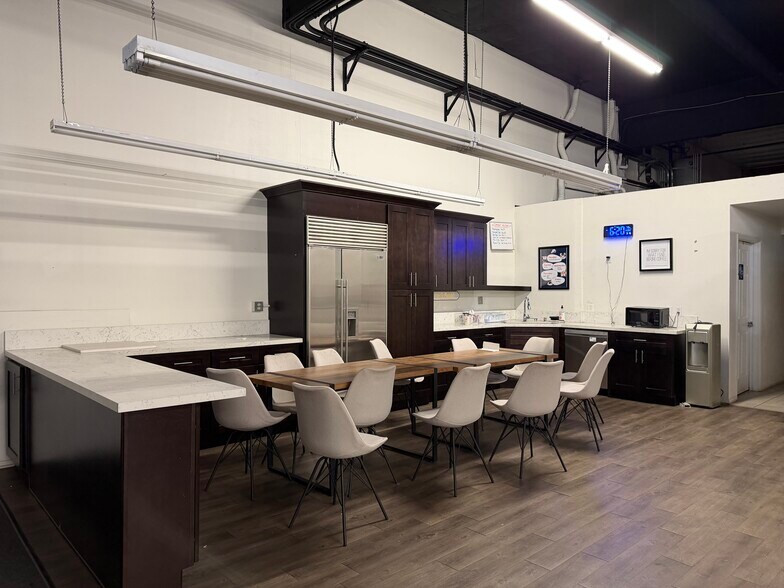 7700-7704 Kester Ave, Van Nuys, CA à louer - Photo intérieure – Image 3 sur 31