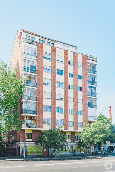 Immeuble residentiel dans Madrid, Madrid à vendre - Photo de l’immeuble – Image 2 sur 2