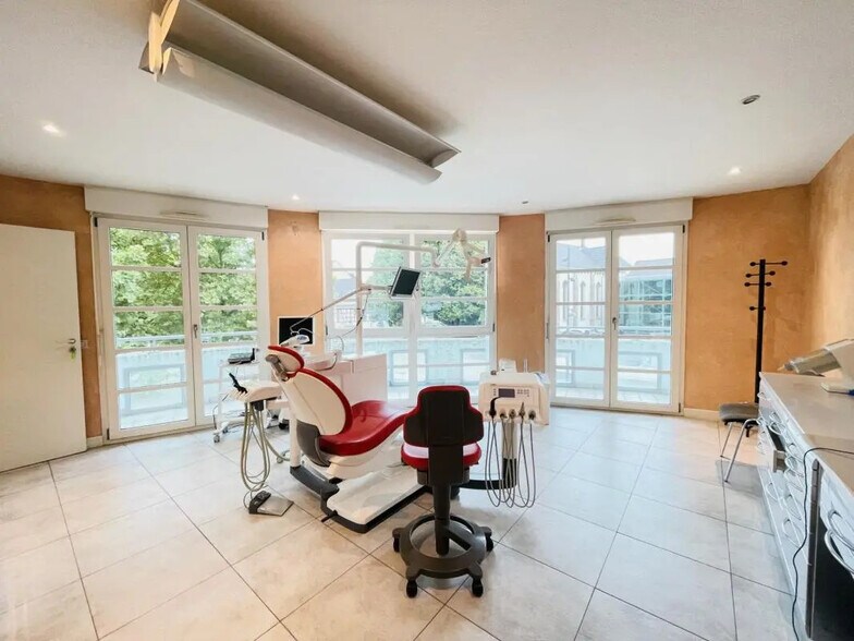 Local d'activités dans Lingolsheim à vendre - Photo de l’immeuble – Image 1 sur 12