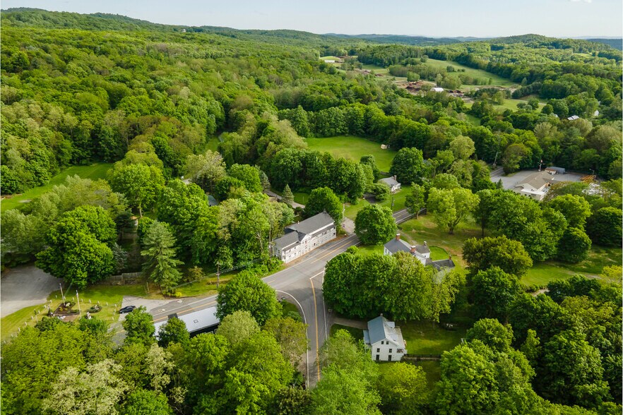 88 Hunns Lake Rd, Stanfordville, NY à vendre - Photo de l’immeuble – Image 2 sur 42