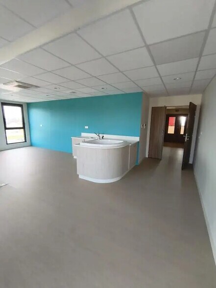244 Rue Du Point Du Jour, Saint-Denis-lès-Bourg à louer - Photo de l’immeuble – Image 3 sur 5
