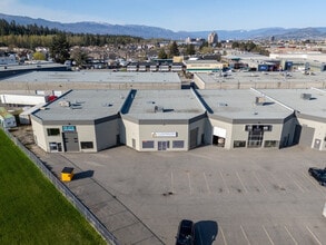 360 Spedding Crt, Kelowna, BC à louer Photo de l’immeuble– Image 1 sur 15