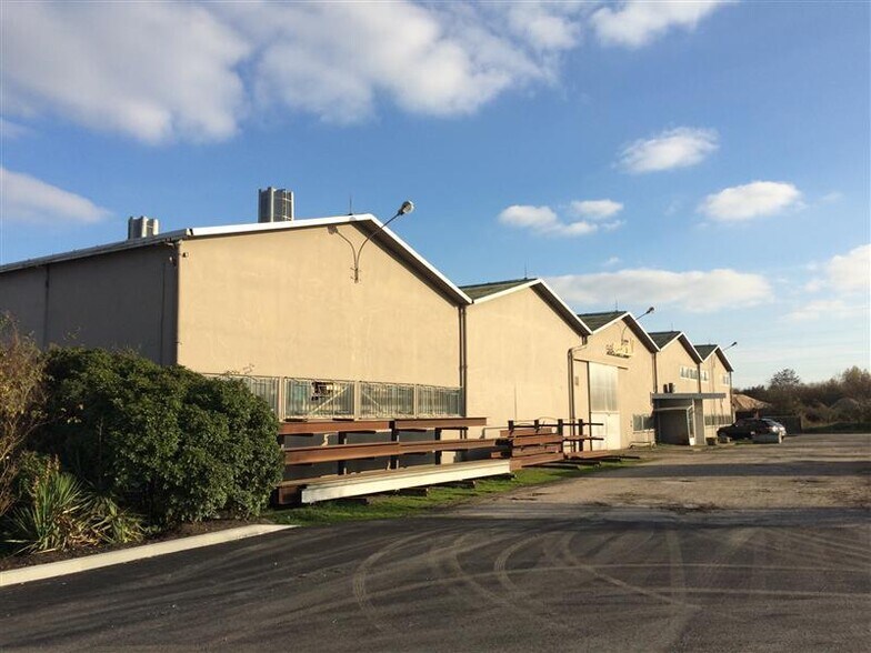 Avenue Des Industries, Ambarès-et-Lagrave à louer - Photo de l’immeuble – Image 1 sur 11