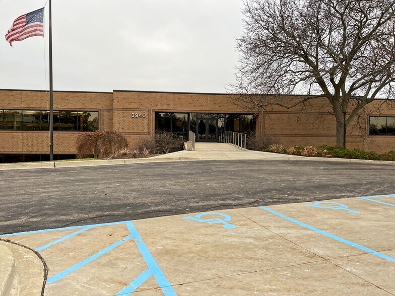 3940 Peninsular Dr SE, Grand Rapids, MI à louer - Photo de l’immeuble – Image 2 sur 13