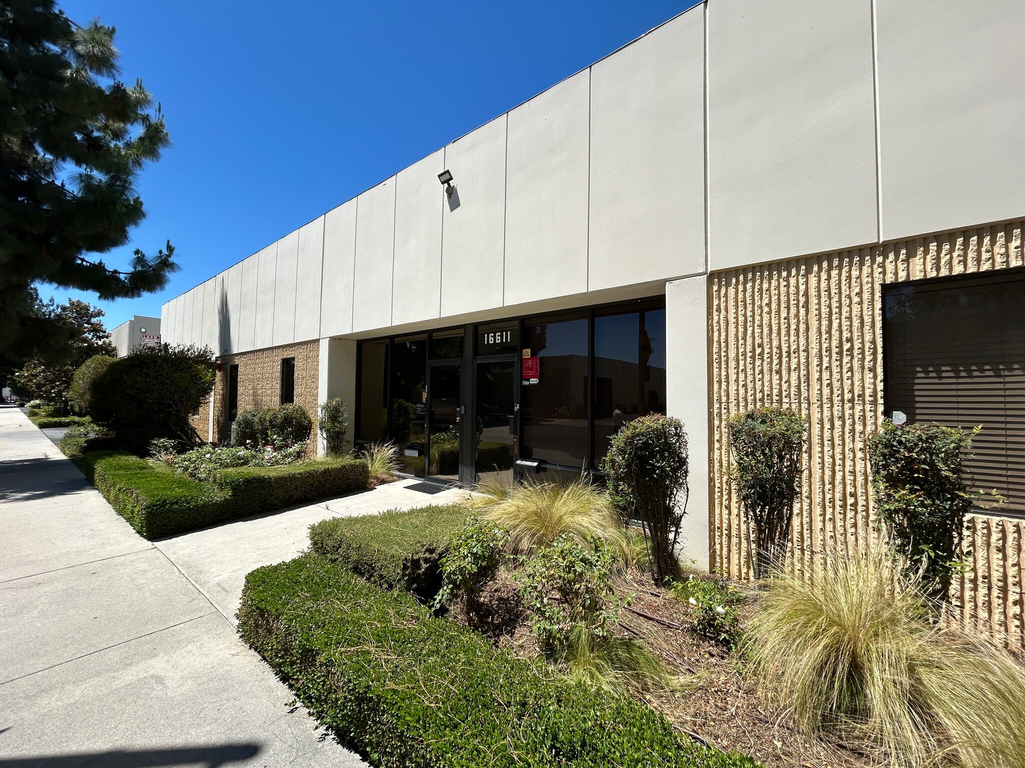 16611-16615 Arminta St, Van Nuys, CA à louer Photo intérieure– Image 1 sur 1