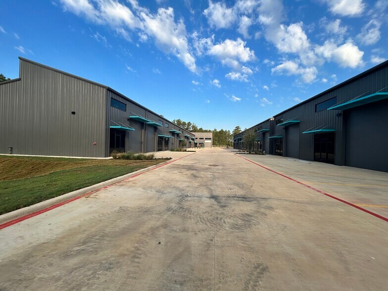 2007 Airport Rd, Conroe, TX à louer - Photo de l’immeuble – Image 2 sur 17