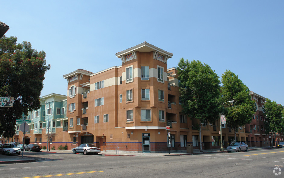 2501-2595 International Blvd, Oakland, CA à louer - Photo de l’immeuble – Image 1 sur 6