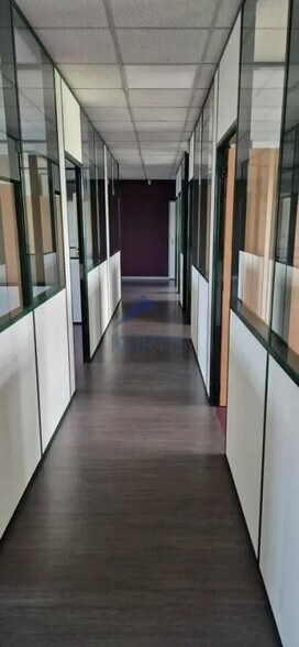 Bureau dans Bron à louer - Photo intérieure – Image 2 sur 3