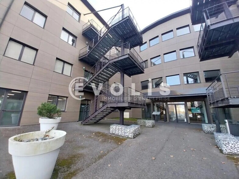 Bureau dans Bourgoin-Jallieu à louer - Photo de l’immeuble – Image 1 sur 12