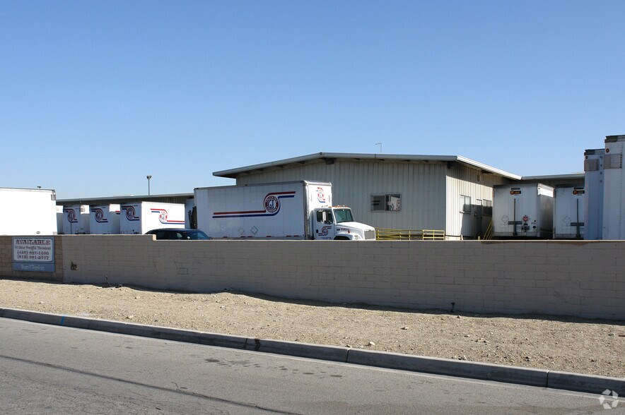 10891 Almond Ave, Fontana, CA à louer - Photo de l’immeuble – Image 3 sur 5