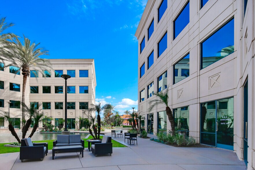 1000 Lakes Dr S, West Covina, CA à louer - Photo de l’immeuble – Image 3 sur 17