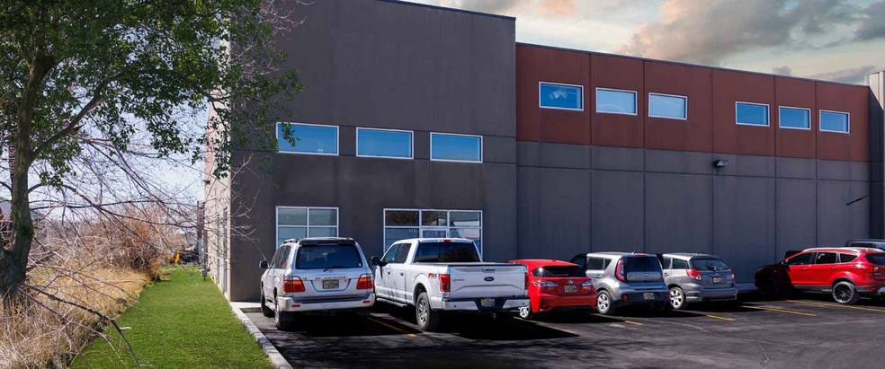 383-385 N 700 W, North Salt Lake, UT à louer - Photo de l’immeuble – Image 1 sur 9