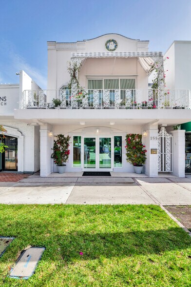 255 Royal Poinciana Way, Palm Beach, FL à louer - Photo de l’immeuble – Image 2 sur 20