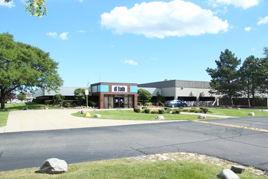 1100 E Mandoline St, Madison Heights, MI à louer - Photo de l’immeuble – Image 1 sur 7