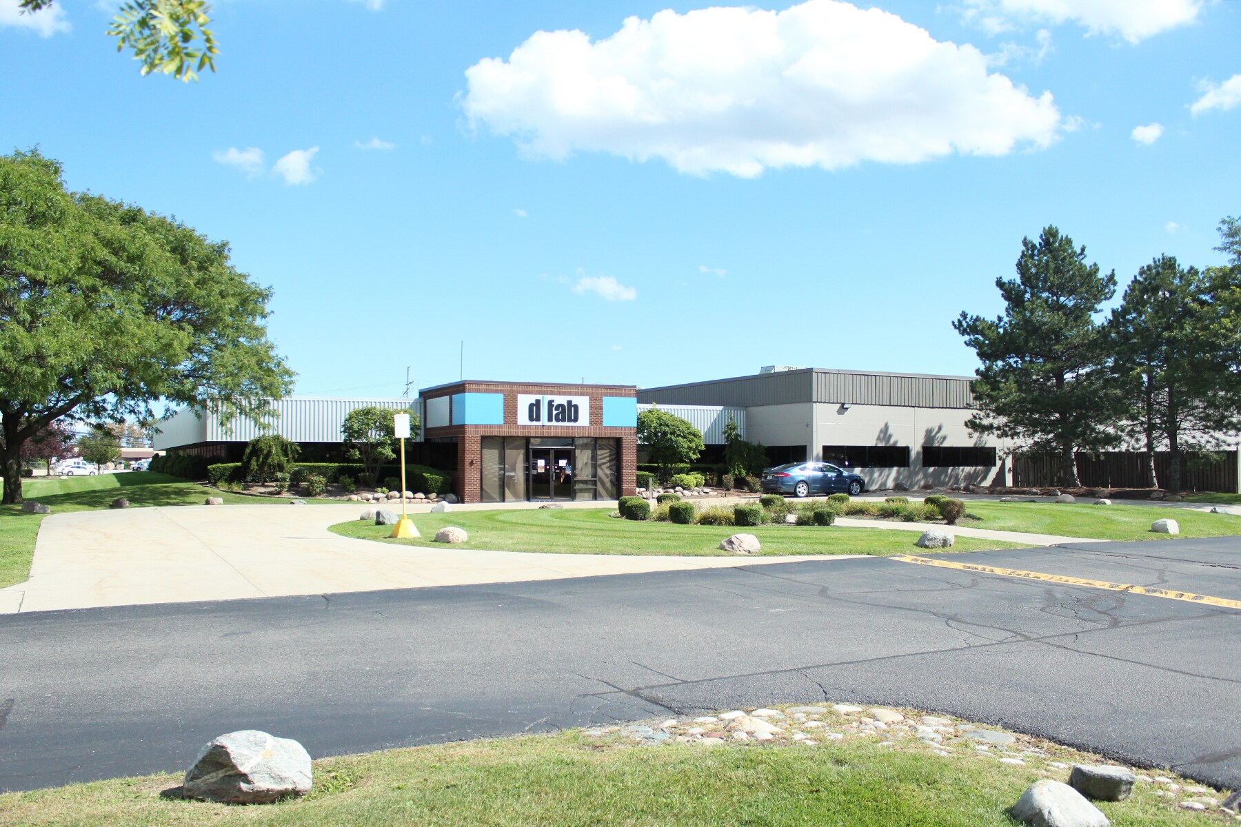 1100 E Mandoline St, Madison Heights, MI à louer Photo de l’immeuble– Image 1 sur 8