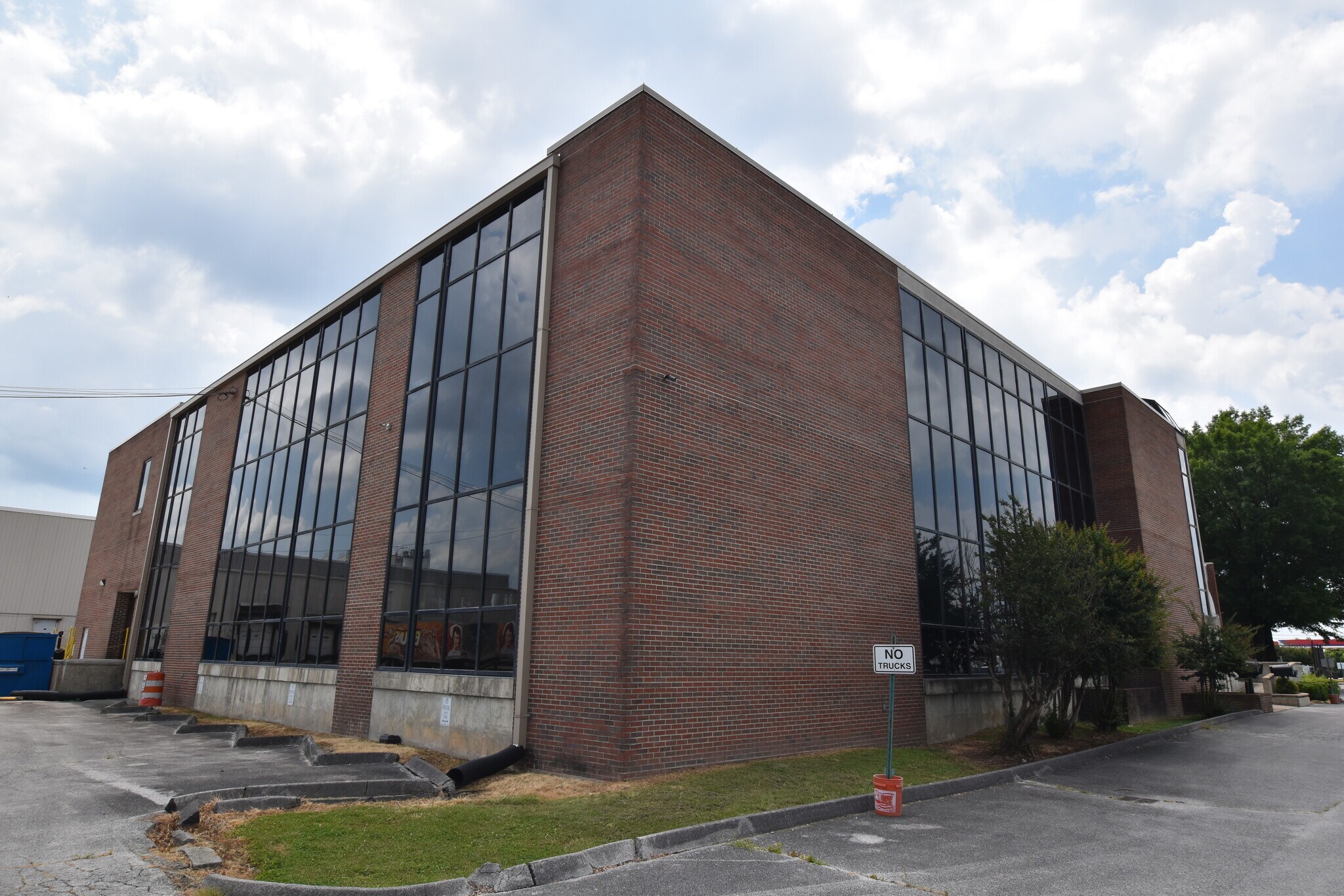5901 Shallowford Rd, Chattanooga, TN à louer Photo de l’immeuble– Image 1 sur 10