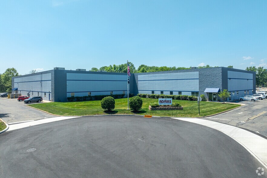 37 Farinella Dr, East Hanover, NJ à vendre - Photo principale – Image 1 sur 5