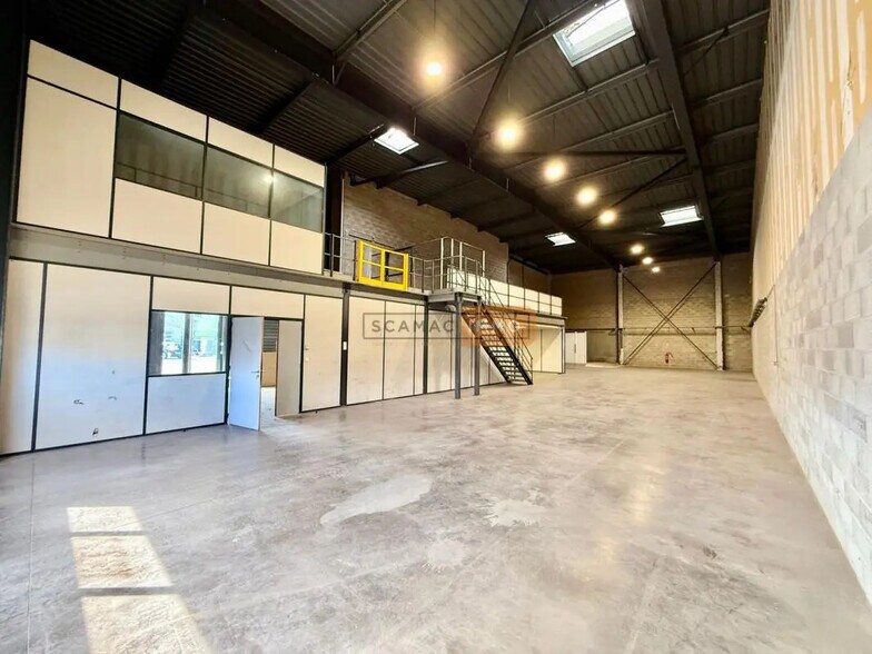 Industriel/Logistique dans Fréjus à louer - Photo de l’immeuble – Image 2 sur 7