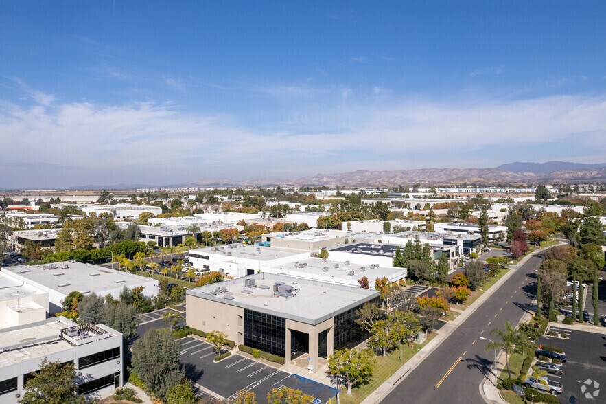 10 Chrysler, Irvine, CA à vendre - Aérien – Image 3 sur 15