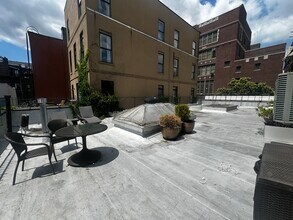 240 Meserole St, Brooklyn, NY à louer Photo intérieure– Image 2 sur 3