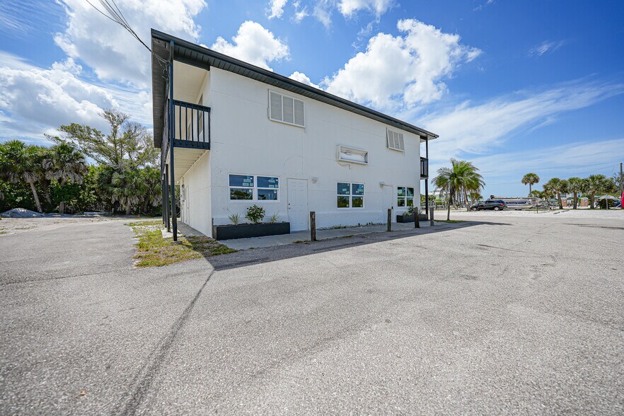 1261 Beach Rd, Englewood, FL à vendre - Photo de l’immeuble – Image 2 sur 57