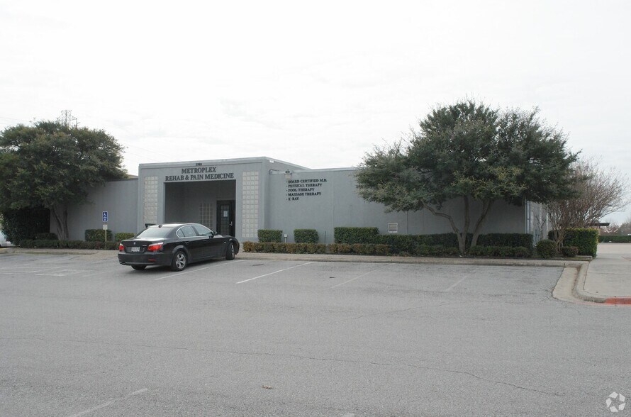 2908 E Trinity Mills Rd, Carrollton, TX à louer - Photo de l’immeuble – Image 3 sur 44