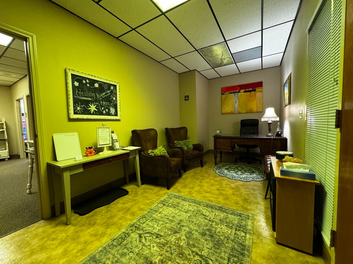 1061 E Main St, Grass Valley, CA 95945 - Lot 103 -  - Hall d’entrée - Image 1 of 10