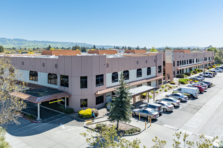 715 Southpoint Blvd, Petaluma, CA à louer - Aérien – Image 1 sur 7
