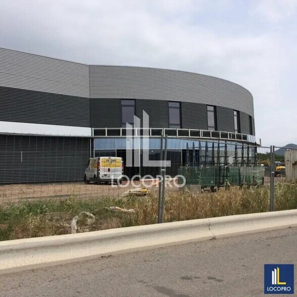 Local d’activités dans Fréjus à louer - Photo de l’immeuble – Image 3 sur 6