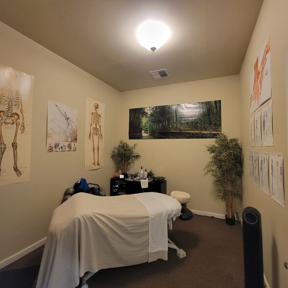 2460 NW Troost St, Roseburg, OR à louer - Photo intérieure – Image 3 sur 21