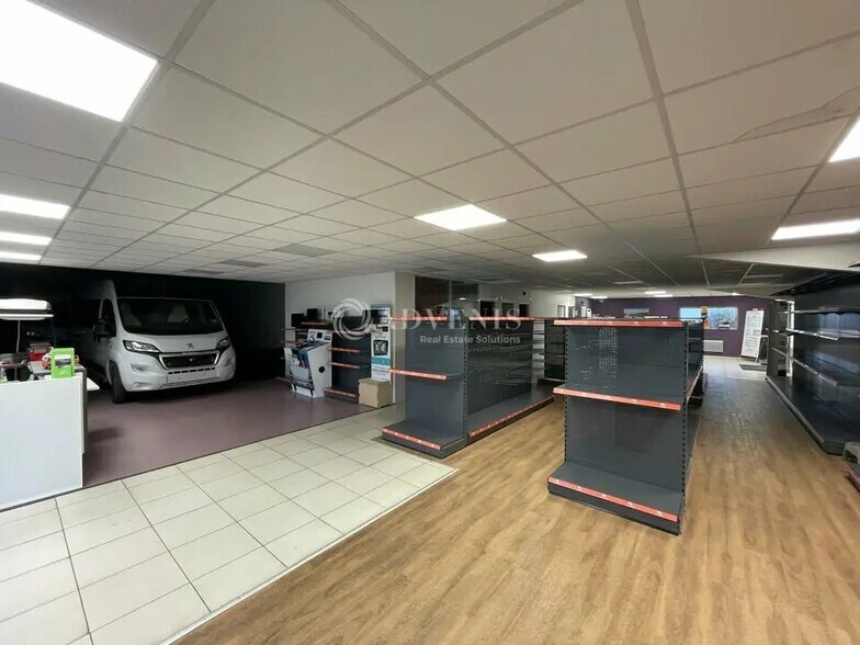 Local d’activités dans Saint-Jean-de-Braye à louer - Photo de l’immeuble – Image 2 sur 7