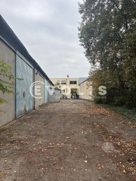 Local d'activités dans Décines-Charpieu à vendre - Photo de l’immeuble – Image 2 sur 12