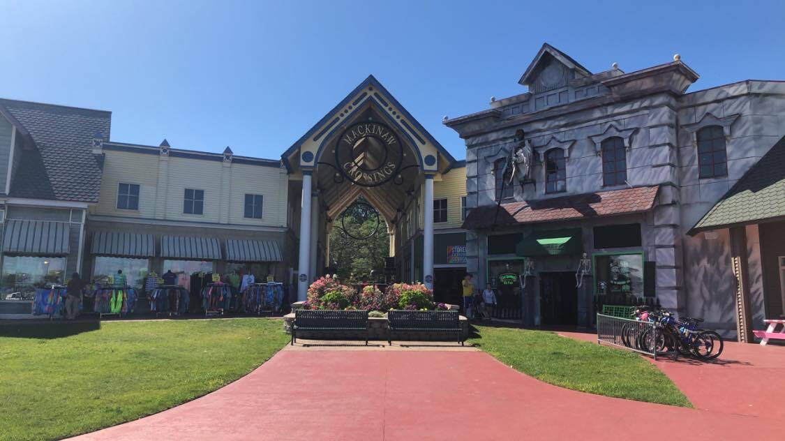 102-258 S Huron Ave, Mackinaw City, MI à louer Photo principale– Image 1 sur 6