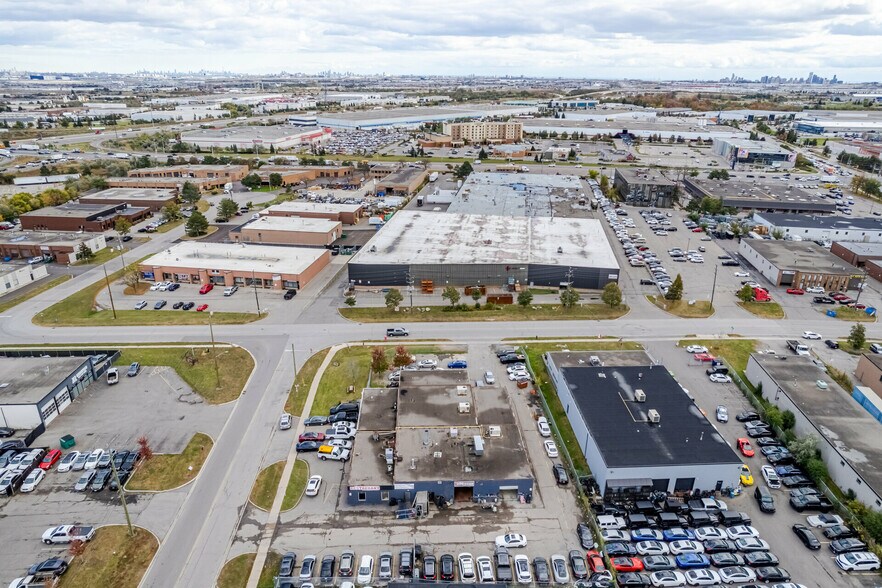 26 Bramsteele Rd, Brampton, ON à vendre - Photo de l’immeuble – Image 2 sur 23