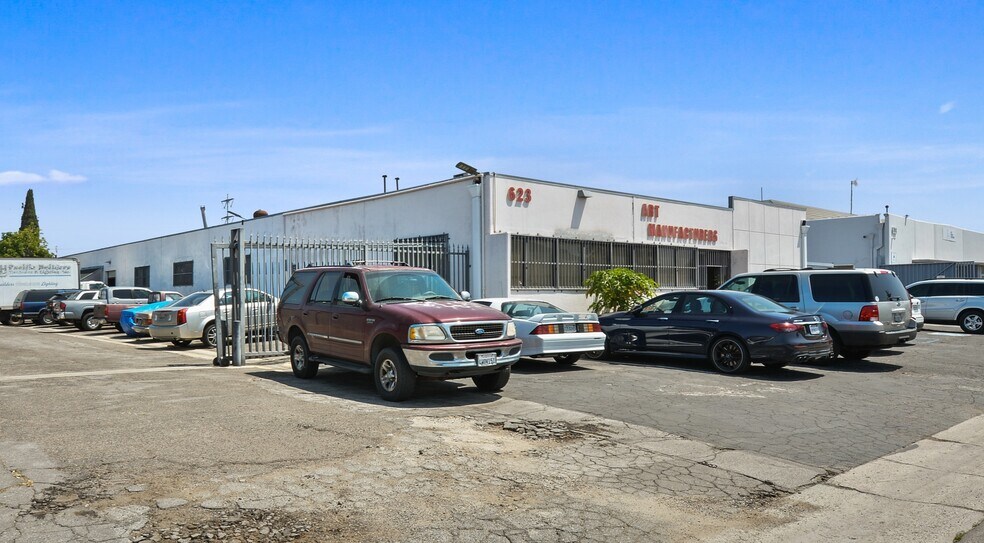 623 Young St, Santa Ana, CA à vendre - Photo de l’immeuble – Image 2 sur 23