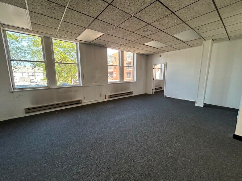 3735 W Belmont Ave, Chicago, IL à louer - Photo de l’immeuble – Image 3 sur 21
